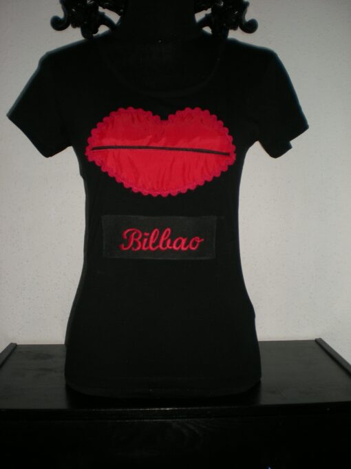 Camiseta manga corta de algodón con aplique en forma de labio y bordada con el nombre de Bilbao.