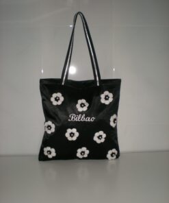 Confección diversa producción textil de bolsas forradas, bordadas con el nombre de Bilbao, apliques a croché en forma de flor,